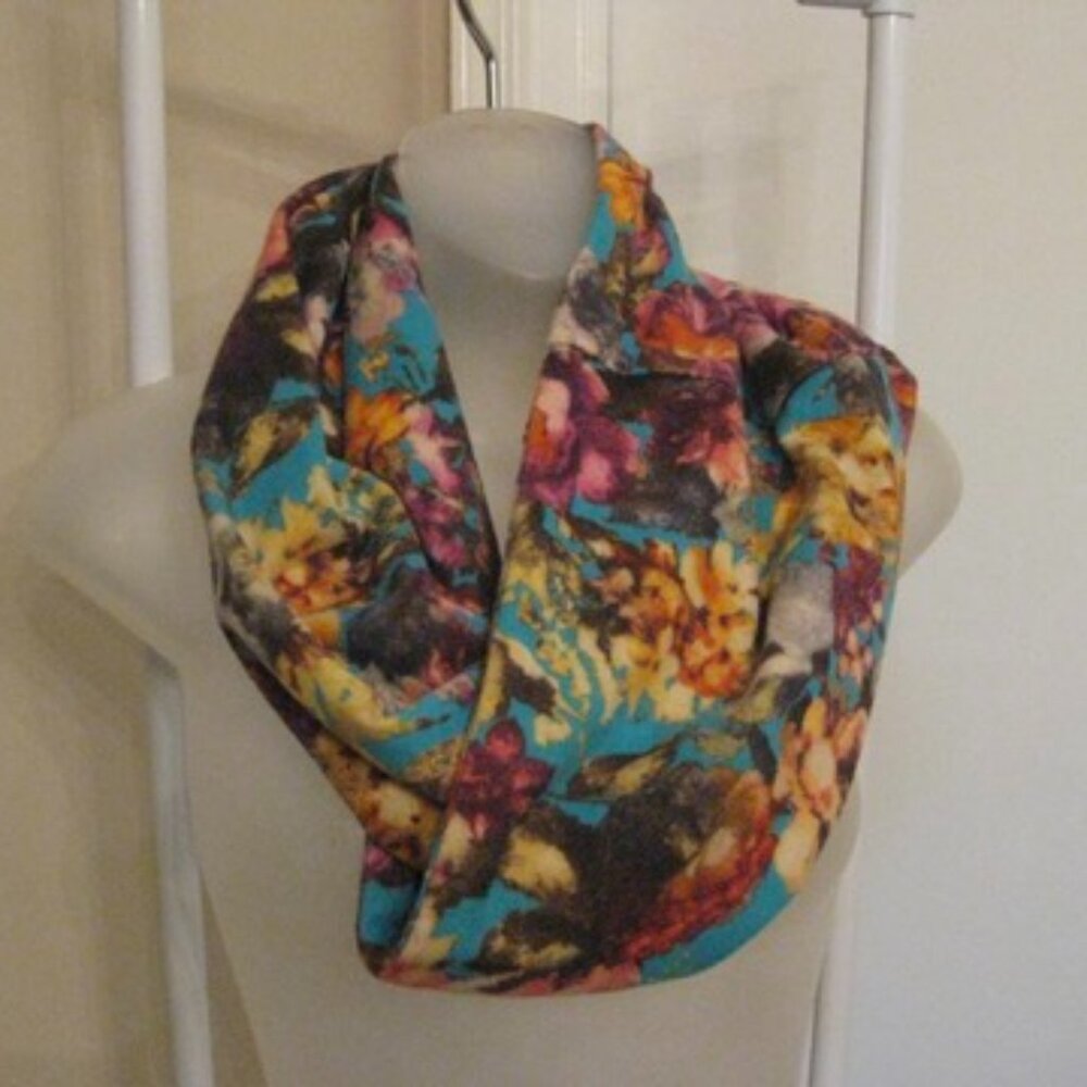 Madison 88 Mod Artsy Floral Pattern Infinity Twist Front Scarf